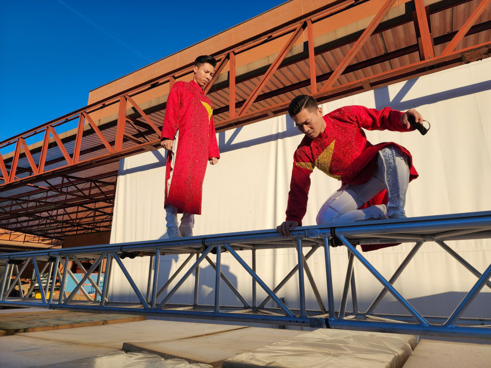 Tối 3/2 (theo giờ Việt Nam), anh em nghệ sỹ xiếc Quốc Cơ-Quốc Nghiệp sẽ chính thức bước vào phần biểu diễn thiết lập kỷ lục thế giới Guinness ở nội dung chồng đầu bịt mắt đi trên cầu thang. (Ảnh: Ngô Trần Hải An/Vietnam+)