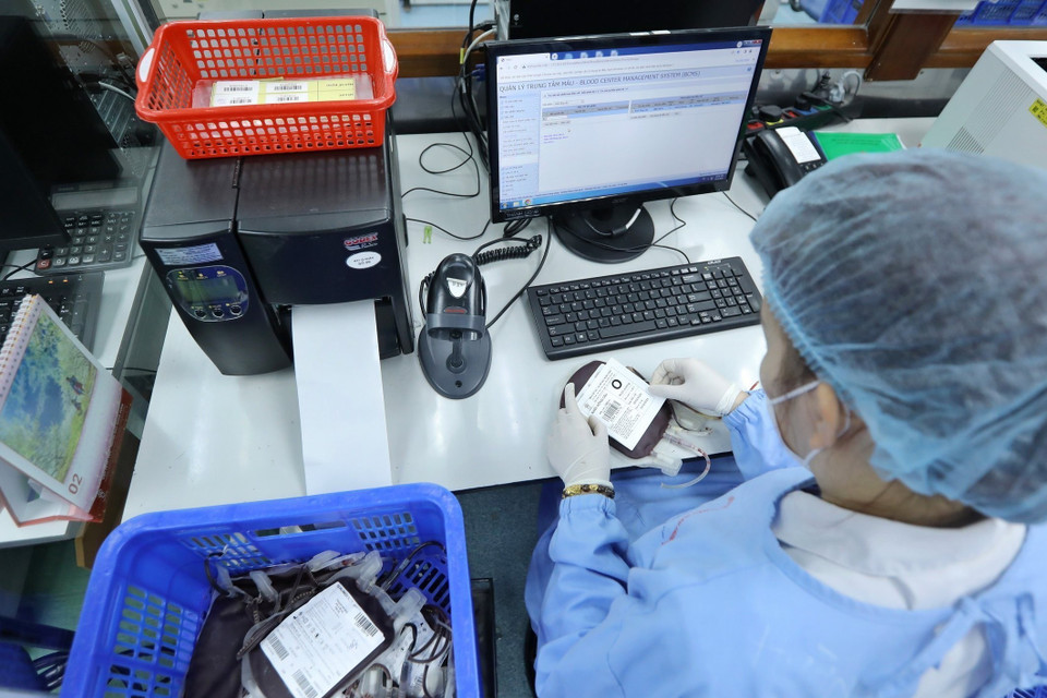 Khâu dán nhãn cho các sản phẩm hoàn thiện sau khi điều chế.(Ảnh: Minh Quyết/ TTXVN)