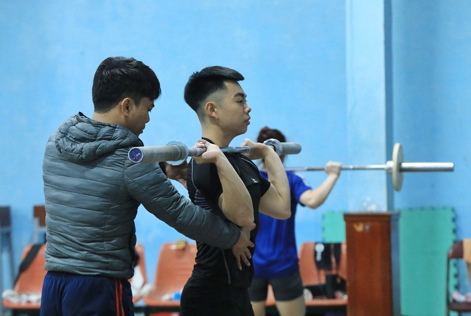 Huấn luyện viên hướng dẫn các động tác cho các đô cử. (Ảnh: Tuấn Anh/TTXVN)