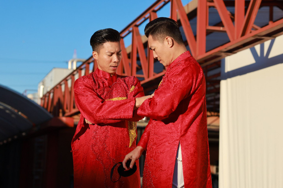 Chiều 2/2, hai nghệ sỹ đã tới làm quen với không gian biểu diễn chính thức của Ban tổ chức ở Milan (Italy) và tham gia chụp hình lưu niệm, phỏng vấn.(Ảnh: Ngô Trần Hải An/Vietnam+)