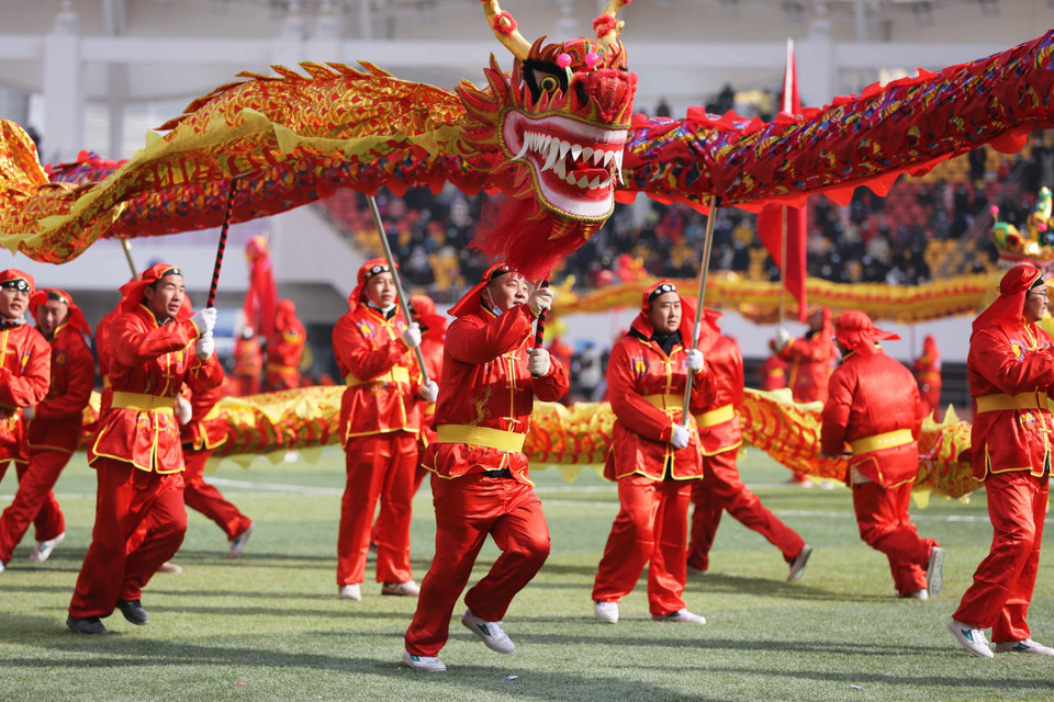 Biểu diễn trong Lễ hội Đèn lồng ở Quý Châu, Trung Quốc, ngày 4/2/2023. (Ảnh: THX/TTXVN)