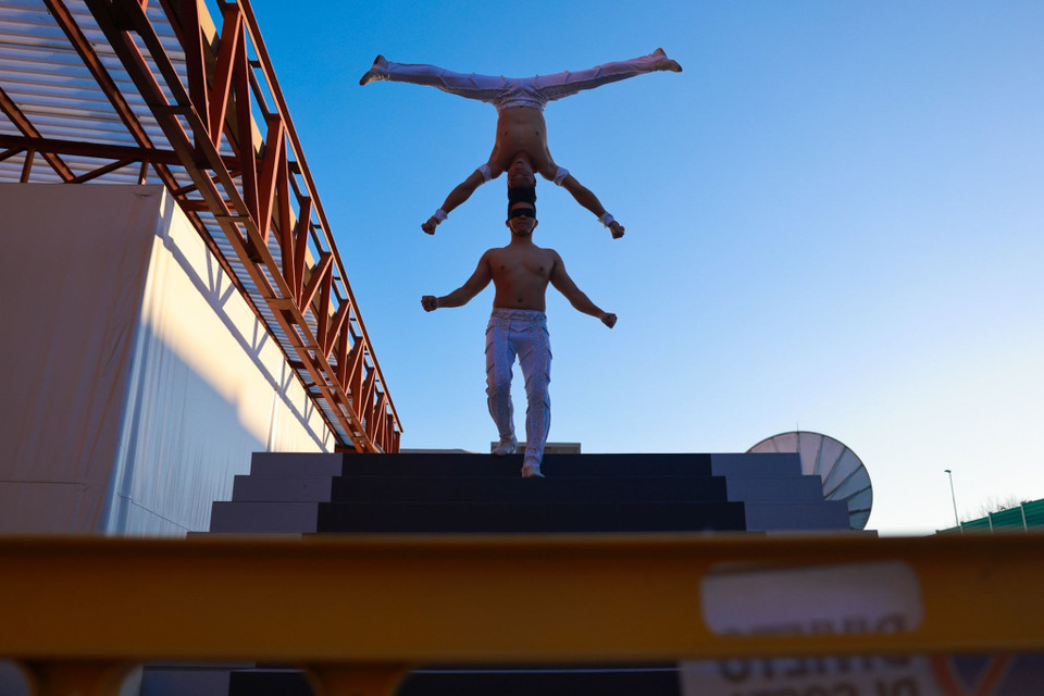  Hai anh em sẽ đi trên cầu thăng bằng dài 10m, rộng 40cm, lên-xuống 10 bậc thang dưới sự giám sát của Tổ chức Kỷ lục Guinness.(Ảnh: Ngô Trần Hải An/Vietnam+)