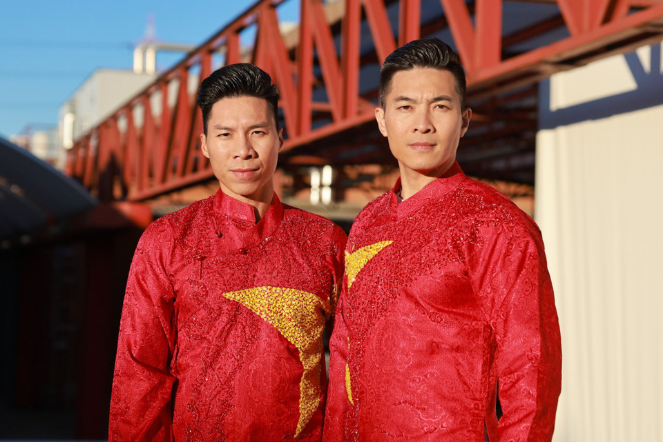 Hai anh em Cơ-Nghiệp cho biết, việc xác lập kỷ lục lần này cũng sẽ là dấu mốc để hai nghệ sĩ khép lại sự nghiệp đầy thành công của mình.(Ảnh: Ngô Trần Hải An/Vietnam+)