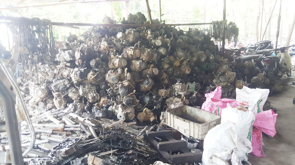 Vấn đề thu gom và xử lý rác thải trong quá trình tháo dỡ các loại xe, động cơ... ở xã Tề Lỗ, huyện Yên Lạc, tỉnh Vĩnh Phúc gặp nhiều khó khăn khiến tình trạng ô nhiễm môi trường ngày càng nghiêm trọng. (Ảnh: Nguyễn Trọng Lịch/TTXVN)