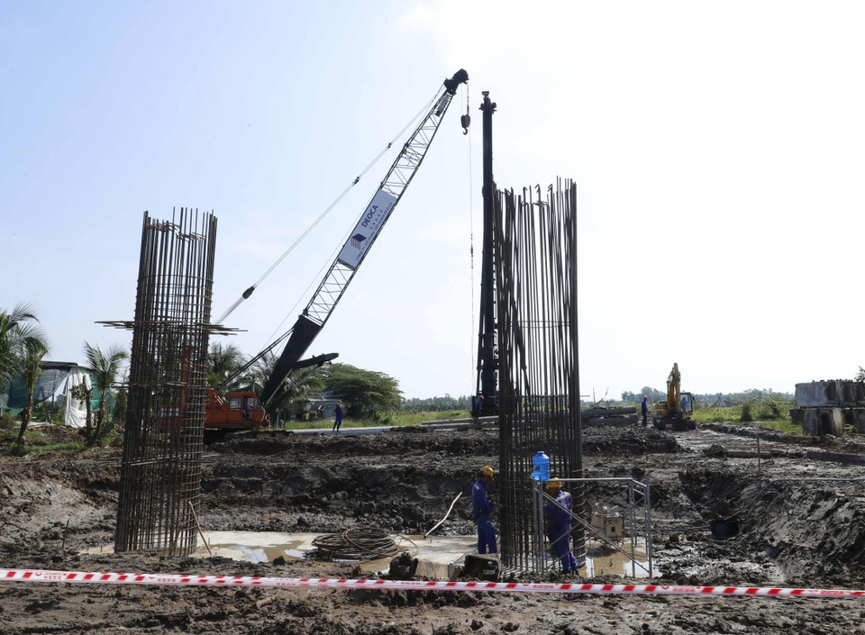 Công nhân đang thi công tuyến cao tốc Trung Lương-Mỹ Thuận. (Ảnh: Thống Nhất/TTXVN)