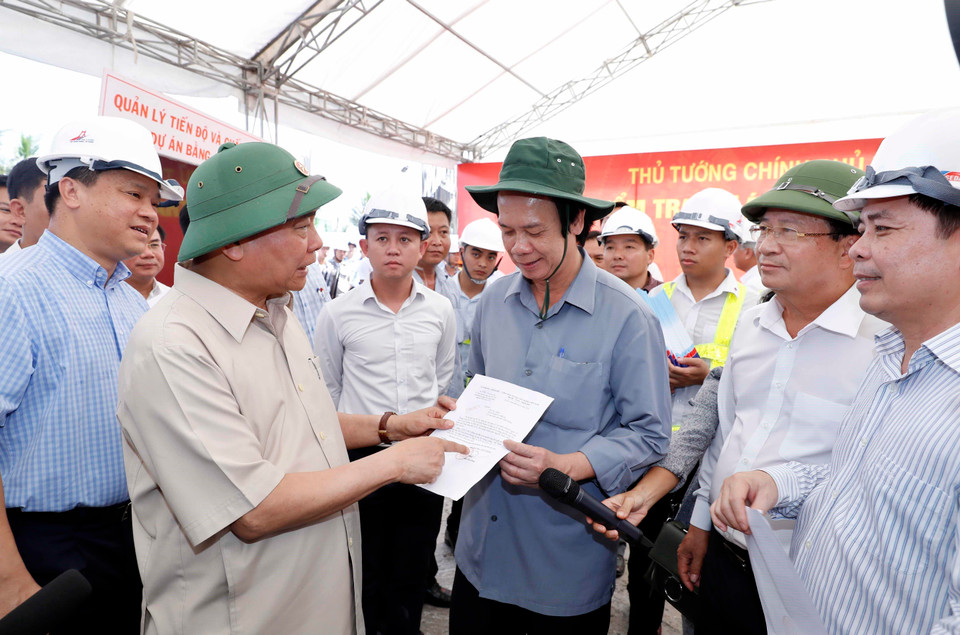 Thủ tướng Nguyễn Xuân Phúc công bố bổ sung vốn đầu tư xây dựng cao tốc Trung Lương-Mỹ Thuận. (Ảnh: Thống Nhất/TTXVN)