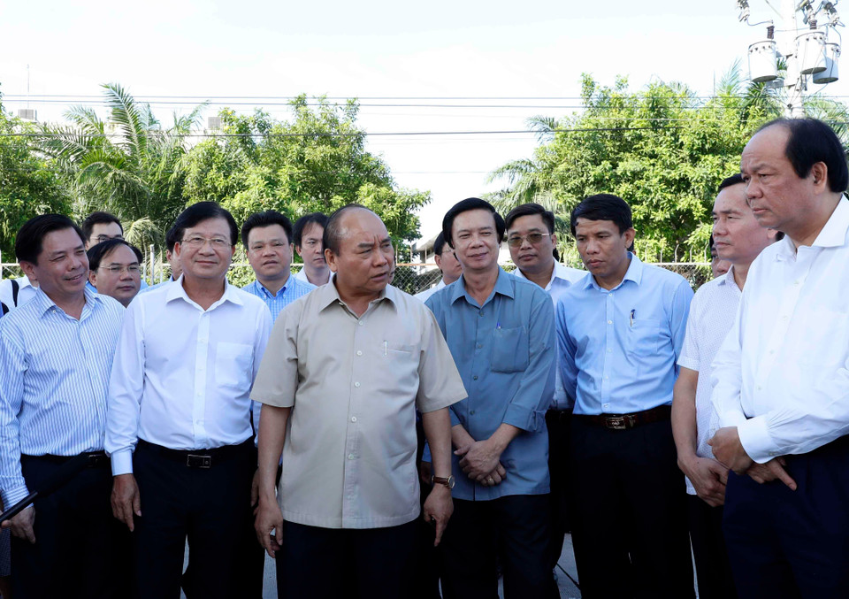 Thủ tướng Nguyễn Xuân Phúc kiểm tra điểm đầu cao tốc Trung Lương-Mỹ Thuận. (Ảnh: Thống Nhất/TTXVN)