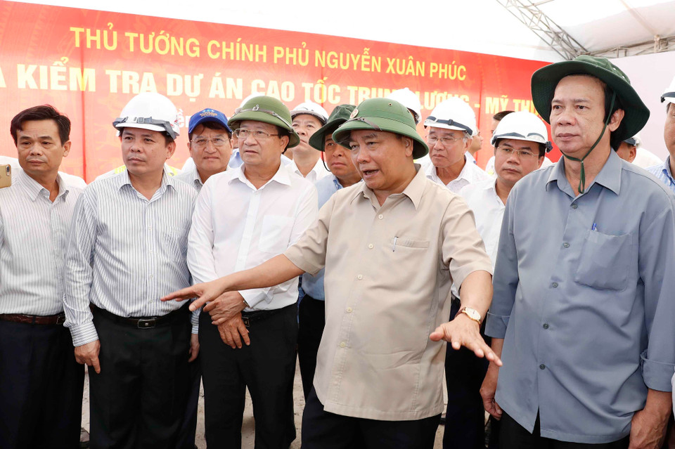 Thủ tướng Nguyễn Xuân Phúc cùng Đoàn công tác đi thăm, kiểm tra tuyến cao tốc Trung Lương-Mỹ Thuận. (Ảnh: Thống Nhất/TTXVN)