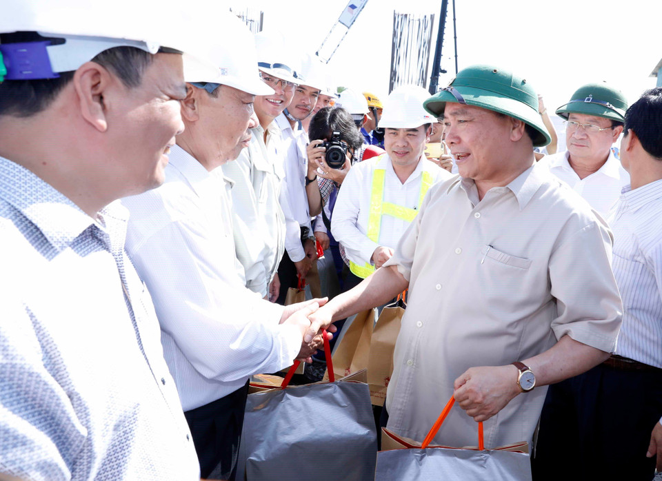 Thủ tướng Nguyễn Xuân Phúc tặng quà động viên các đơn vị và công nhân đang thi công. (Ảnh: Thống Nhất/TTXVN)