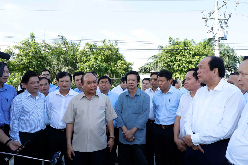 Thủ tướng Nguyễn Xuân Phúc kiểm tra điểm đầu cao tốc Trung Lương-Mỹ Thuận. (Ảnh: Thống Nhất/TTXVN)