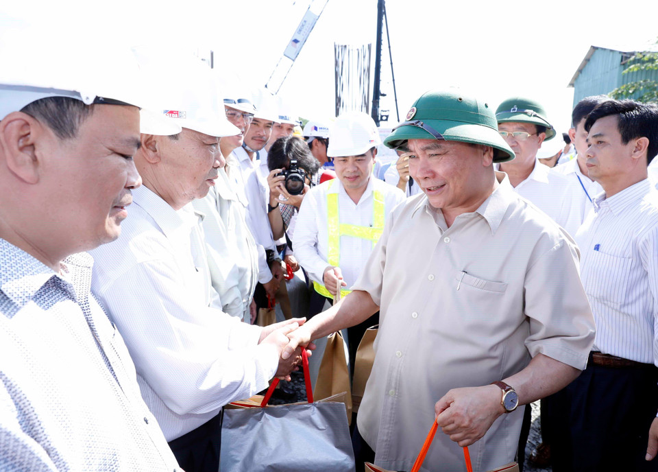 Thủ tướng Nguyễn Xuân Phúc tặng quà động viên các đơn vị và công nhân đang thi công. (Ảnh: Thống Nhất/TTXVN)