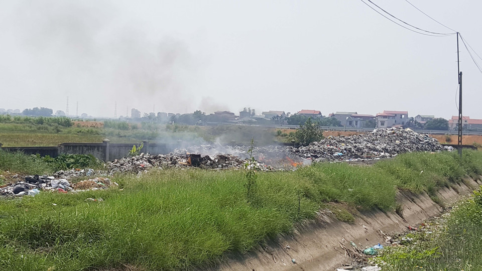 Các loại chất thải, phế liệu ở xã Tề Lỗ không bán được bị người dân đốt hủy gần khu dân cư gây ô nhiễm môi trường. (Ảnh: Nguyễn Trọng Lịch/TTXVN)