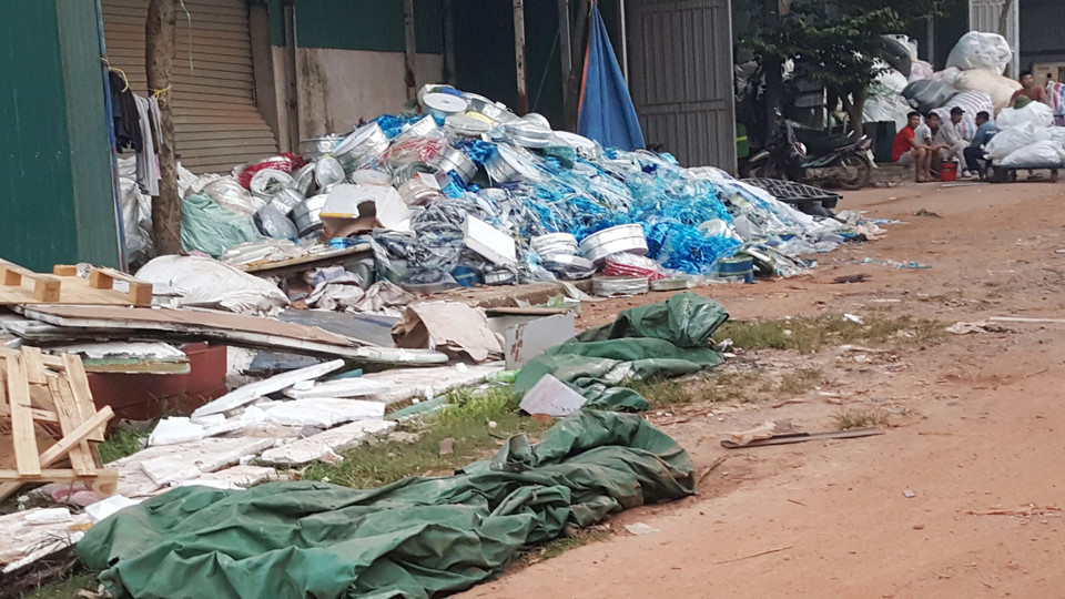 Chất thải rắn ở Tề Lỗ được bày tràn ra đường. (Ảnh: Nguyễn Trọng Lịch/TTXVN)