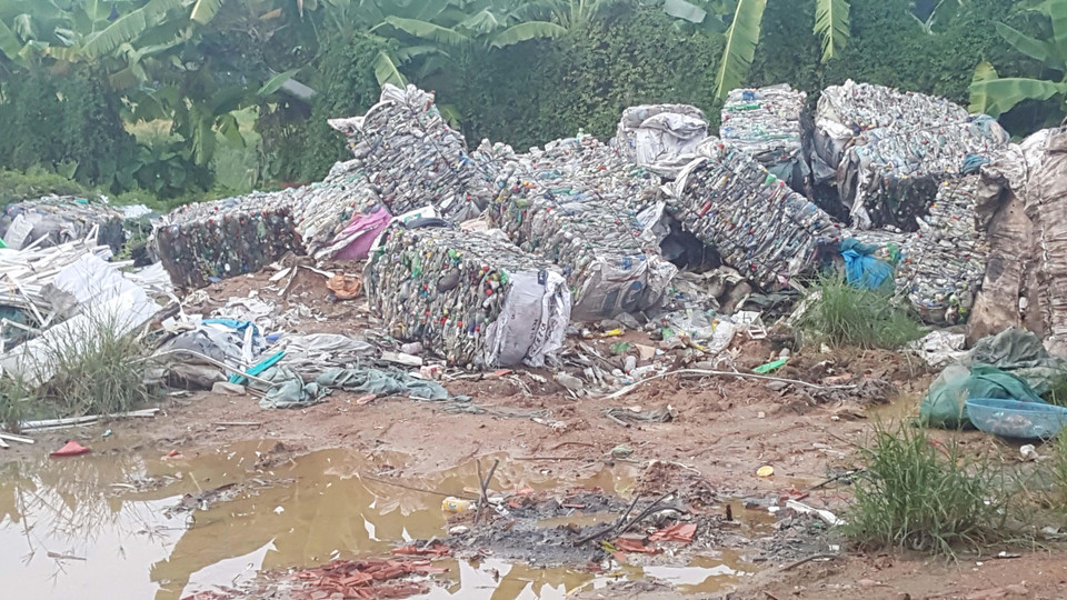 Người dân ở Tề Lỗ còn thu gom cả các loại chất thải nhựa từ vỏ các loại đồ uống đóng chai. (Ảnh: Nguyễn Trọng Lịch/TTXVN)