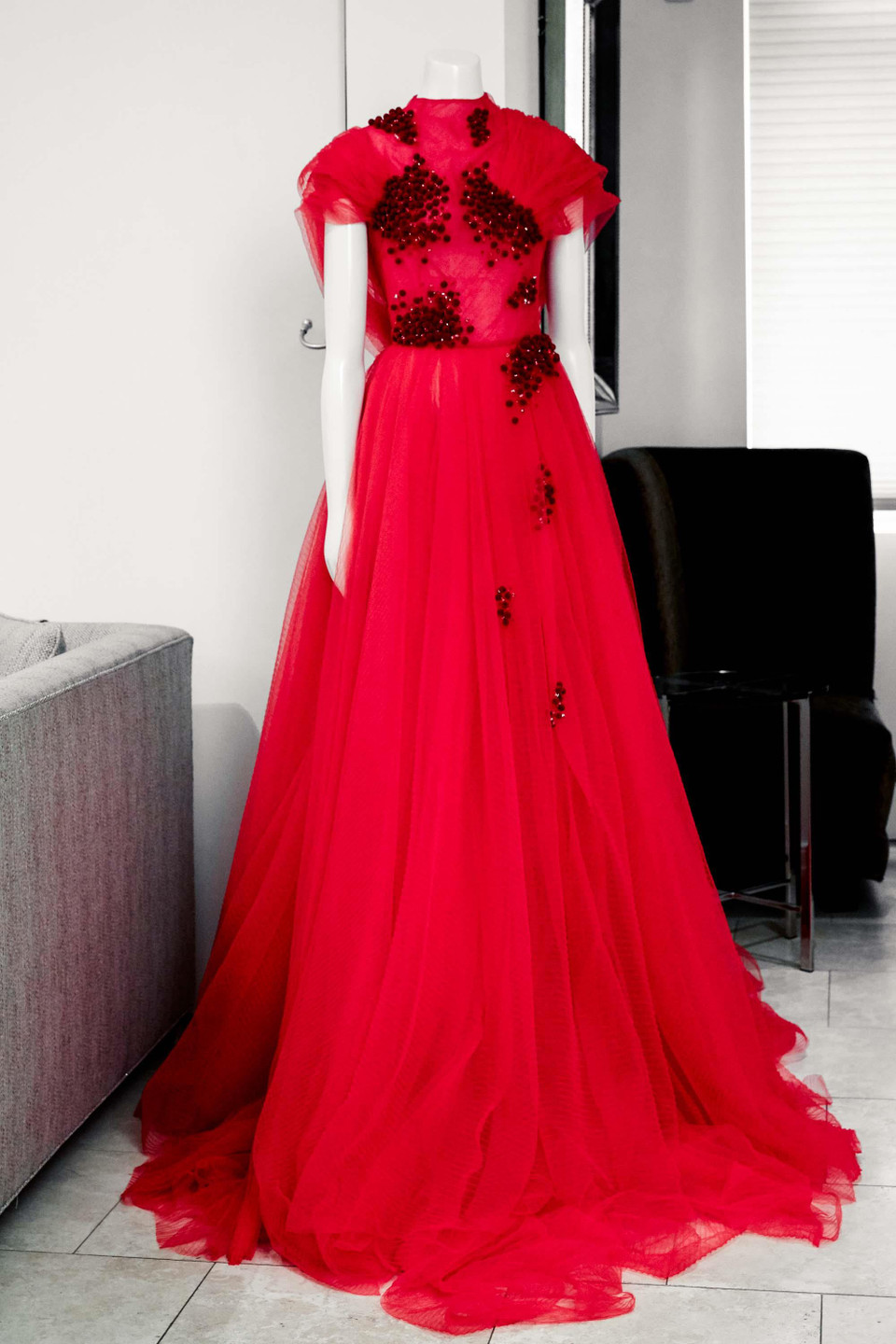 Tại đây, các cô dầu có cơ hội thử những thiết kế sang trọng, thanh lịch và độc đáo của nhiều nhà thiết kế nổi tiếng trên thế giới và được những stylist chuyên nghiệp hàng đầu tư vấn. (Ảnh: CTV/Vietnam+)