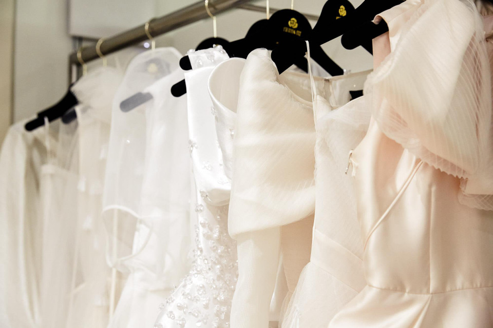 Được thành lập từ năm 2001, hiện các cửa hàng của Wedding Club tại London và Birmingham đều có sức hút đặc biệt với các cô dâu trên toàn thế giới. Wedding Club cũng nổi tiếng trong việc cung cấp dịch vụ đặc biệt khi chỉ phục vụ theo lịch hẹn trước nhằm mang lại sự thoải mái và riêng tư nhất cho các cô dâu. (Ảnh: CTV/Vietnam+)
