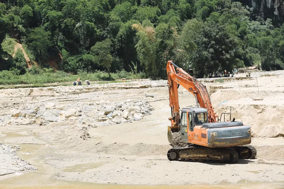 Thanh Hóa đang là một trong những địa phương hứng chịu nhiều thiệt hại nặng nề của lũ lụt. Đứng trước nỗi đau và mất mát của người dân, top 3 Miss World Việt Nam gồm Hoa hậu Lương Thùy Linh, Á hậu Kiều Loan, Á hậu Tường San đã cùng với Người đẹp Nhân ái Dương Thị Ngọc Thoa cùng đại diện ban tổ chức cuộc thi đã vượt đường đất sạt lở để đến với bản Sa Ná, huyện Quan Sơn, Thanh Hóa, nơi hứng chịu thiệt hại nặng nề nhất của bão, lũ tại Thanh Hóa. (Ảnh: CTV)