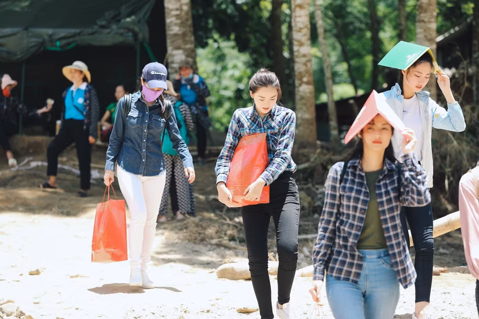 Không chỉ mang yêu thương và những chia sẻ về tinh thần tới với bà con, ban tổ chức và các người đẹp Miss World Việt Nam còn mang tới những hỗ trợ thiết thực nhất khi trao tặng tiền mặt cho bà con bị lũ cuốn trôi nhà và người thân, tài trợ kinh phí cho Đoàn thanh niên tình nguyện đang khắc phục hậu quả tại địa phương. (Ảnh: CTV)