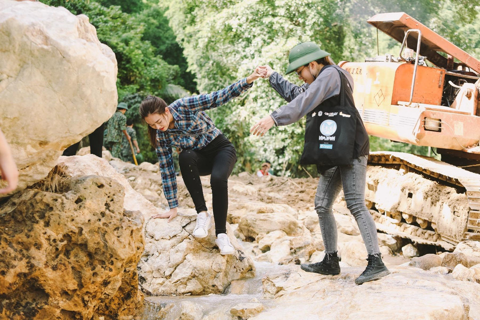 Dù di chuyển có khăn nhưng các người đẹp đã hết sức cố gắng đến với những người dân đang oằn mình chống chọi với bão lũ để chia sẻ, để hỗ trợ cho bà con. (Ảnh: CTV)