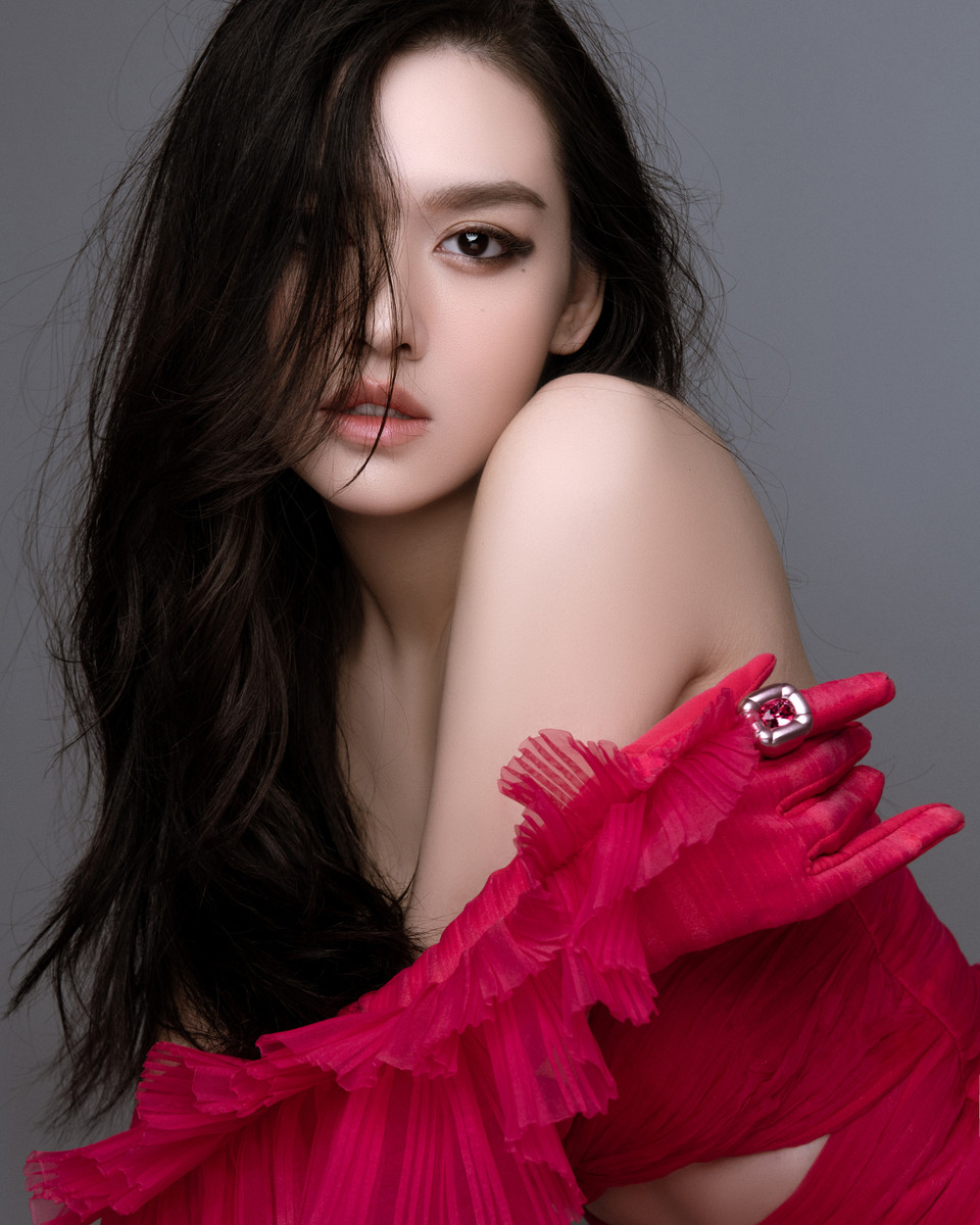 Nàng hậu sinh năm 2000 tiếp tục thay đổi với nhiều phong cách khác nhau. (Ảnh: CTV/Vietnam+)