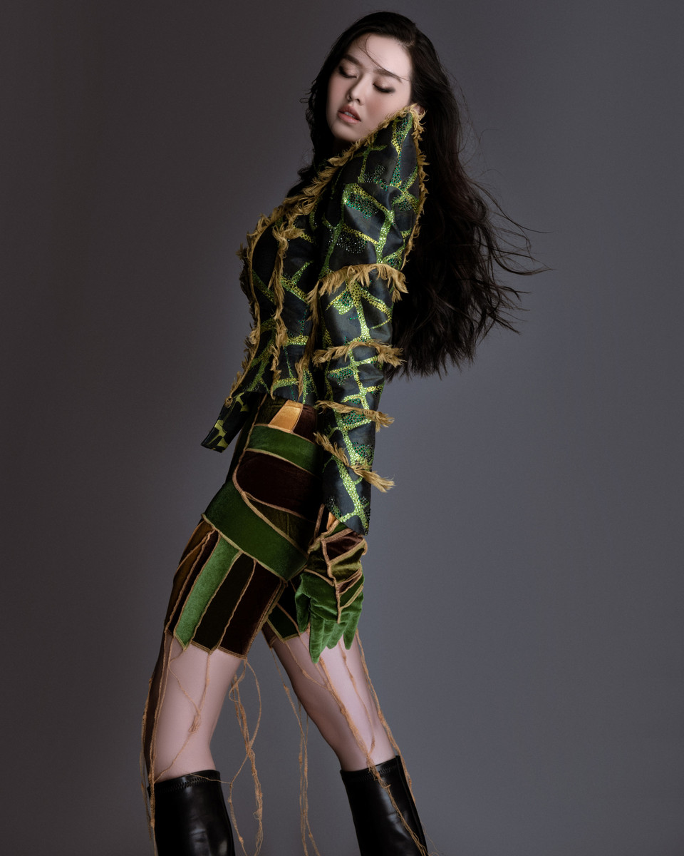 Trước đây, nàng hậu gốc Hà Thành được biết đến như ‘nữ hoàng lookbook’ trong giới thời trang, nên với cô việc thả dáng trước ống kính rất đơn giản. (Ảnh: CTV/Vietnam+)