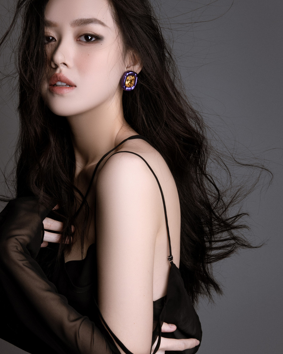 Điểm nhấn là phần áo được phối hài hòa với chiếc bra bên trong, tạo nên nét tinh tế cho trang phục, gợi cảm và đầy thu hút. (Ảnh: CTV/Vietnam+)