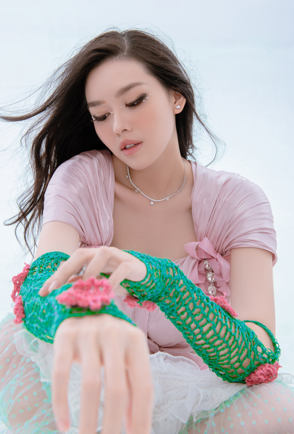  Điểm nhấn là chiếc găng tay phong cách crochet (móc), tone-sur-tone với những món đồ còn lại đã mang đến hình ảnh một Tường San rất mới, trẻ trung và cũng không kém phần táo bạo. (Ảnh: CTV/Vietnam+)