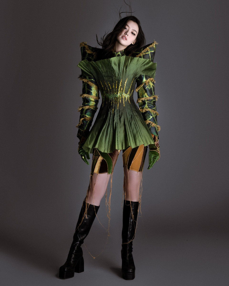 Thiết kế xanh tinh xảo, thời trang hay bộ cánh đỏ classic sang trọng đều được cô ‘lăng xê’ trong bộ ảnh lần này. (Ảnh: CTV/Vietnam+)