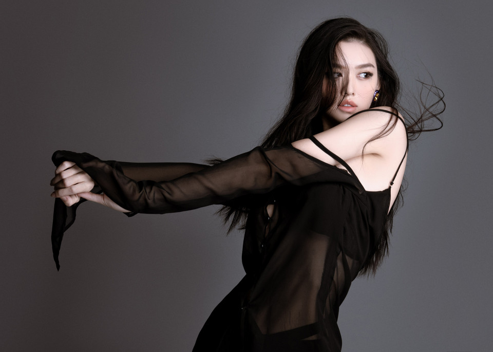 Á hậu Nguyễn Tường San vừa tung loạt ảnh mới cực kỳ quyến rũ. Á hậu Miss World Vietnam 2019 diện set đồ voan mỏng được cut-out độc đáo. (Ảnh: CTV/Vietnam+)