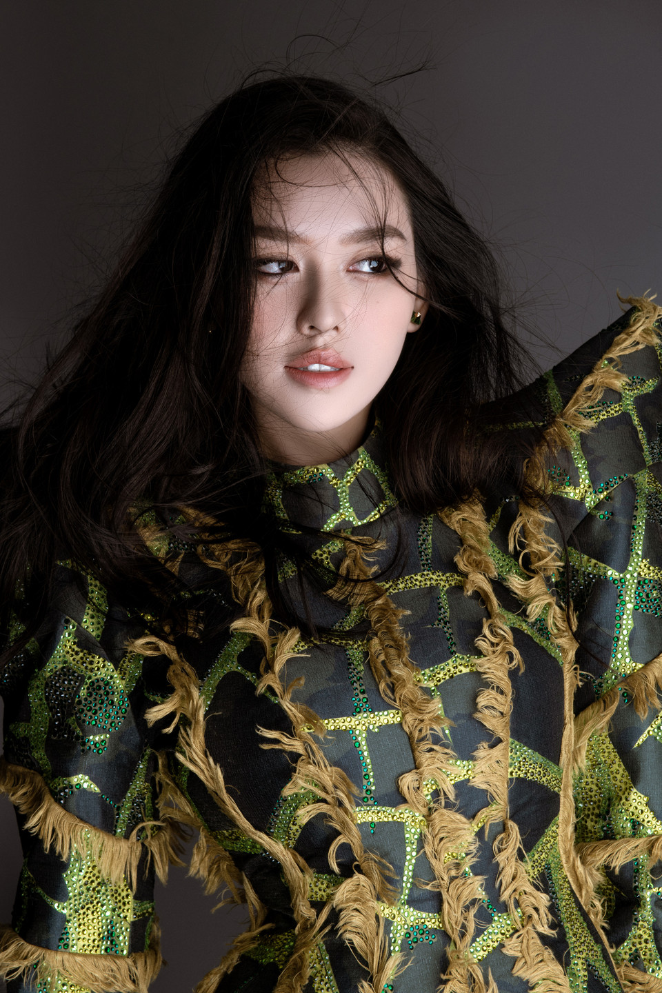 Hơn thế, một thiết kế mang hơi hướng Y2K (phong cách pha trộn cả mới lẫn cũ) phóng khoáng, hay pha trộn gu thẩm mỹ Á-Âu cũng được Tường San ‘điểm mặt.’ (Ảnh: CTV/Vietnam+)