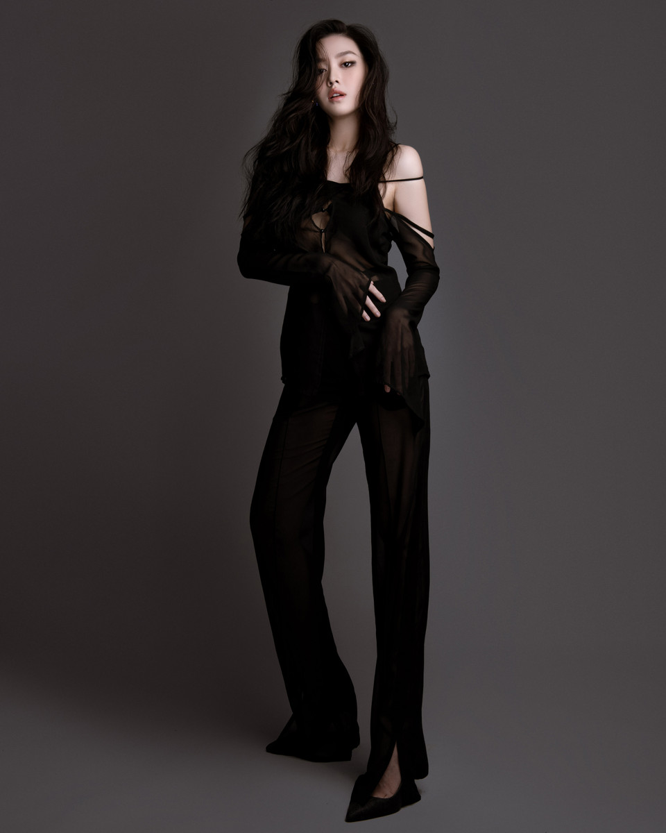 Chiếc áo còn được cách điệu hở vai, giúp Tường San khoe trọn xương quai xanh quyến rũ, vòng eo thon gọn lấp ló sau lớp vải voan. (Ảnh: CTV/Vietnam+)