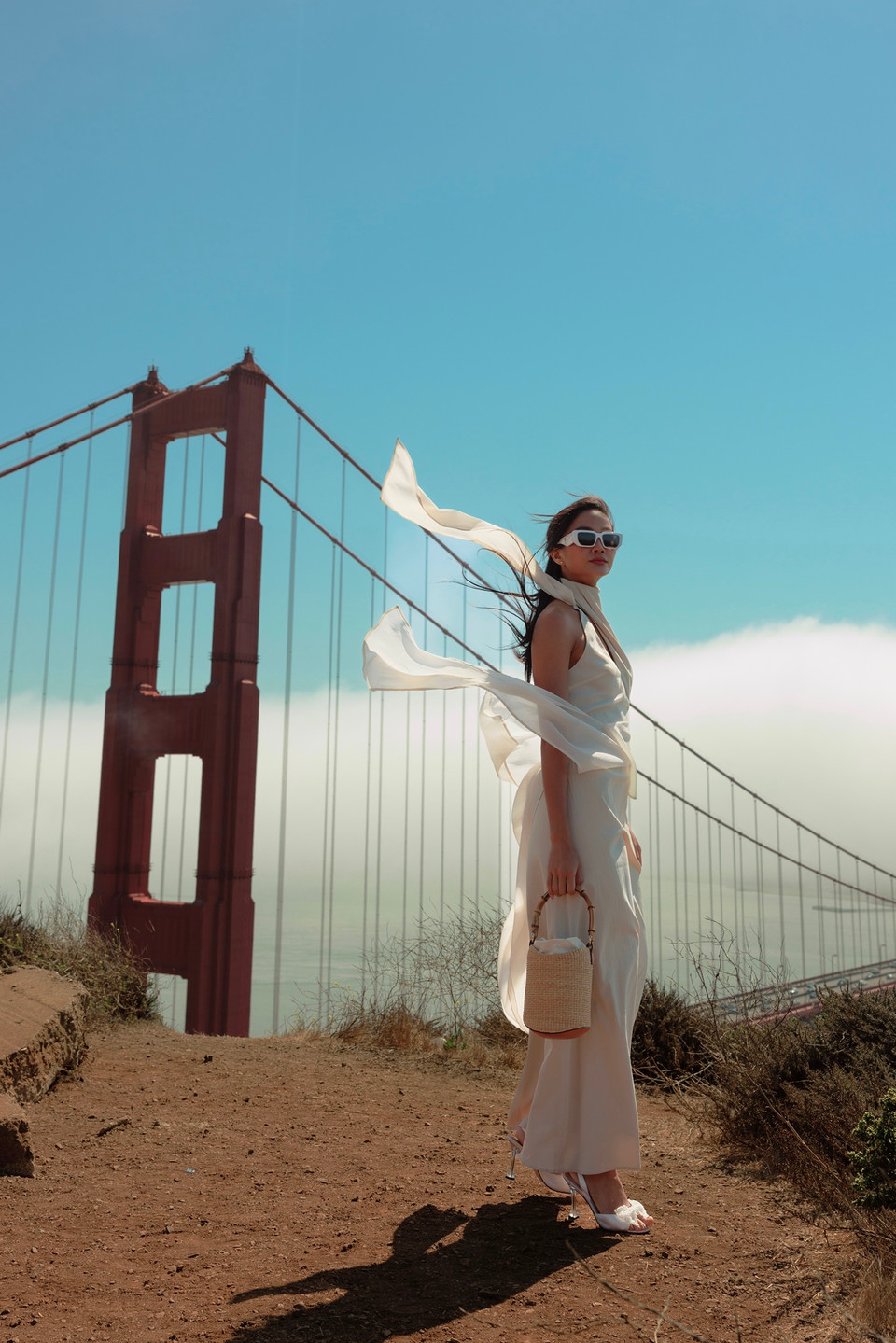 Có thời gian khám phá thành phố San Francisco, H’Hen Niê đến tham quan cầu Cổng Vàng - một biểu tượng nổi tiếng của thành phố San Francisco. (Ảnh: CTV/Vietnam+)