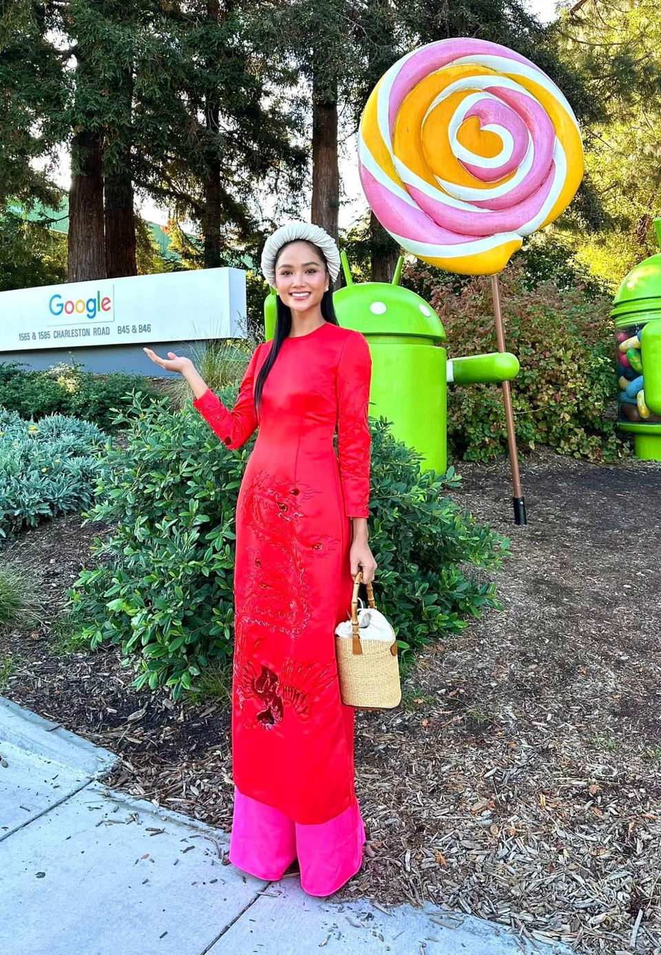 Sau đó, cô và đoàn có buổi làm việc với lãnh đạo tập đoàn Google khu vực Châu Á Thái Bình Dương. H’Hen Niê chọn áo dài đỏ rực rỡ cho ngày làm việc quan trọng này. (Ảnh: CTV/Vietnam+)