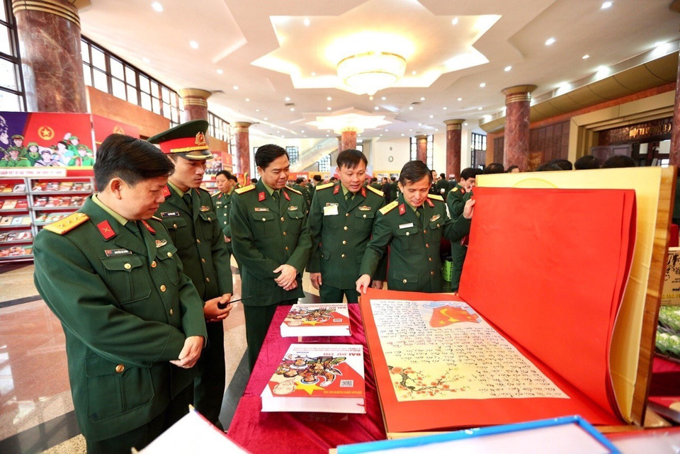 Các đại biểu tham quan trưng bày bài dự thi tìm hiểu 30 năm Ngày hội Quốc phòng toàn dân và 75 năm Ngày thành lập Quân đội nhân dân Việt Nam. (Ảnh: Dương Giang/TTXVN)