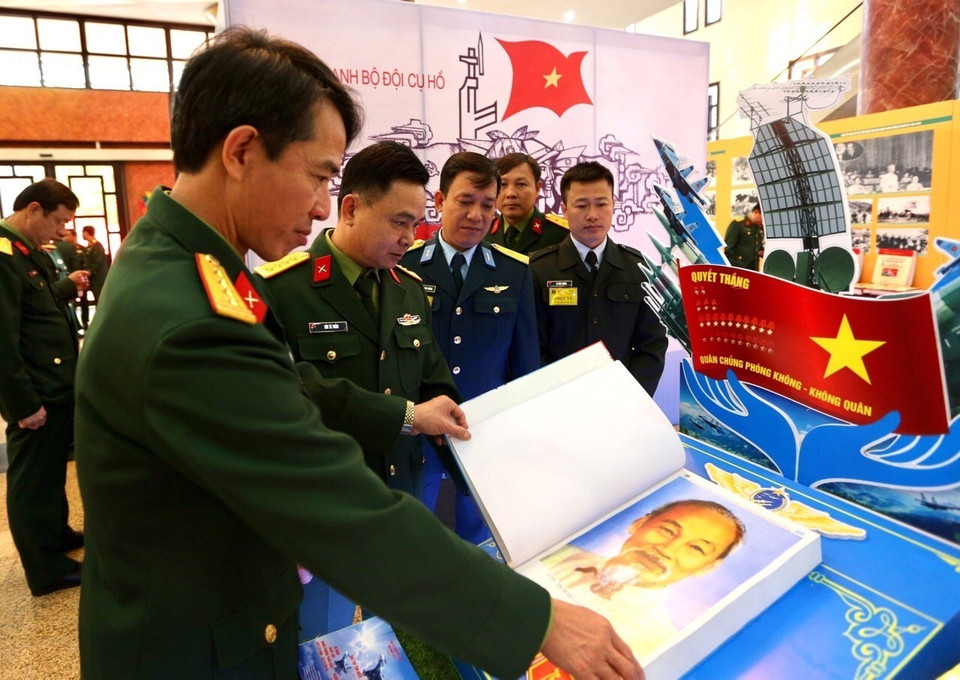 Các đại biểu tham quan trưng bày bài dự thi tìm hiểu 30 năm Ngày hội Quốc phòng toàn dân và 75 năm Ngày thành lập Quân đội nhân dân Việt Nam. (Ảnh: Dương Giang/TTXVN)