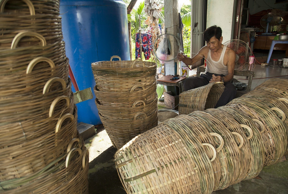 Làng nghề đan cần xé ở ấp Chí Thành, xã Tân Thành, huyện Tân Hiệp, tỉnh Kiên Giang. (Ảnh: Hồng Đạt/TTXVN)