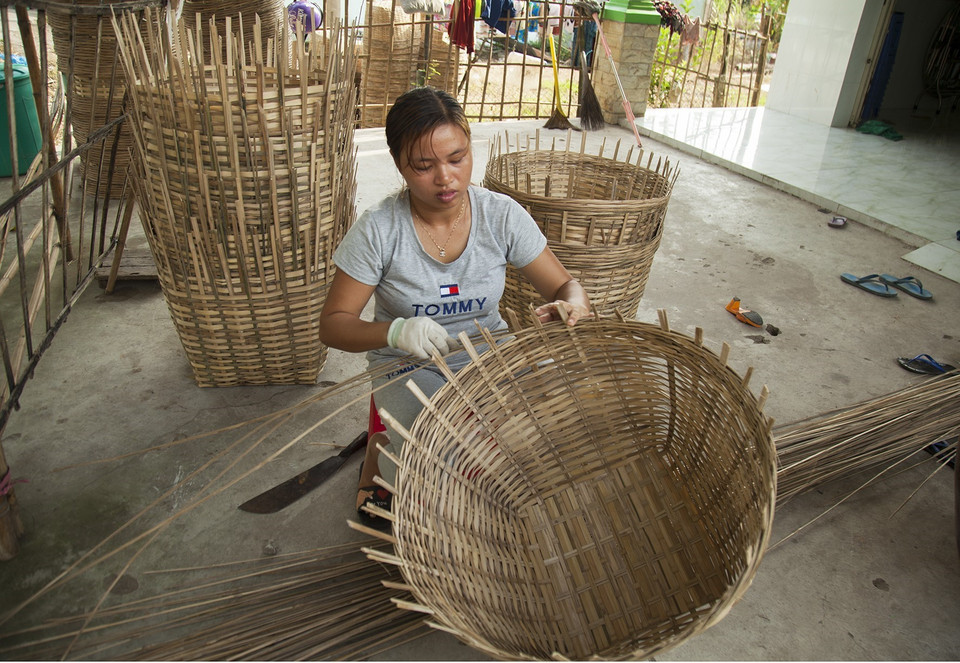 Làng nghề đan cần xé ở ấp Chí Thành, xã Tân Thành, huyện Tân Hiệp, tỉnh Kiên Giang. (Ảnh: Hồng Đạt/TTXVN)