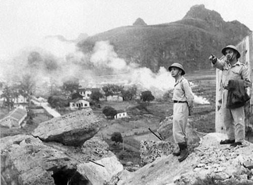 Đại tướng, Tổng tư lệnh Võ Nguyên Giáp thị sát thị xã Cao Bằng vừa được giải phóng sau Chiến dịch biên giới năm 1950. (Ảnh: Tư liệu/TTXVN)