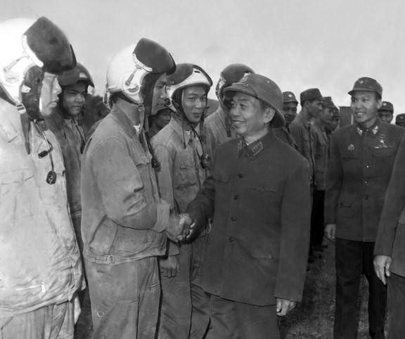 Nhân dịp Tết Nguyên đán Ất Mão (tháng 1/1975), Đại tướng Võ Nguyên Giáp đến thăm và chúc Tết cán bộ, chiến sỹ Đoàn Không quân Sao Đỏ. (Ảnh: Vũ Tạo/TTXVN)