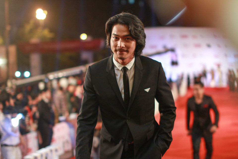 Diễn viên Quách Ngọc Ngoan "cô đơn" trên thảm đỏ. (Ảnh: Xuân Mai)