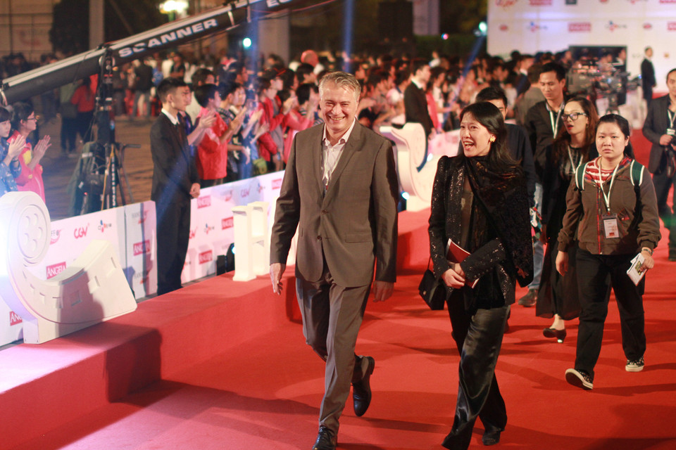 Các nghệ sỹ quốc tế sải bước trên thảm đỏ... (Ảnh: Xuân Mai)