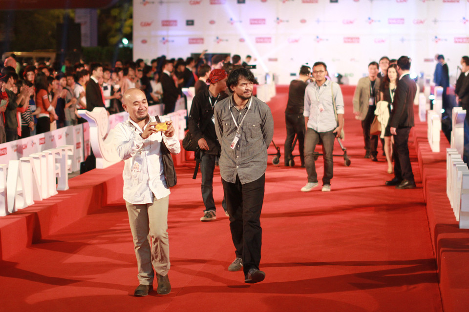 Lưu lại hình ảnh người hâm mộ Việt Nam. (Ảnh: Xuân Mai)