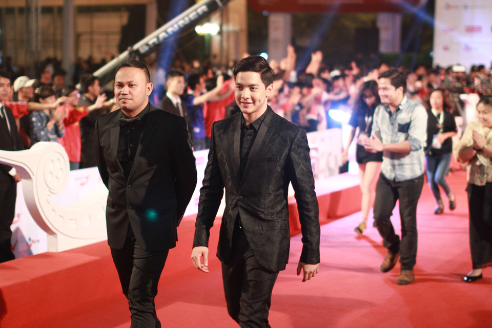 Ca sỹ, diễn viên nổi tiếng Philippines Alden Richards (phải). (Ảnh: Xuân Mai) 