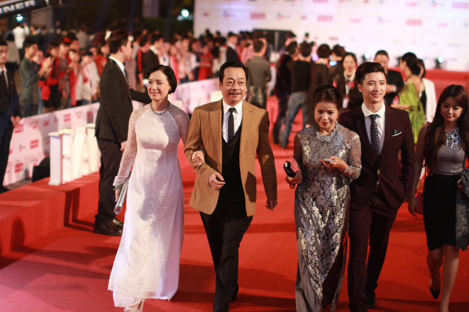 Nghệ sỹ nhân dân Lê Khanh sánh bước cùng nghệ sỹ nhân dân Hoàng Dũng. (Ảnh: Xuân Mai)