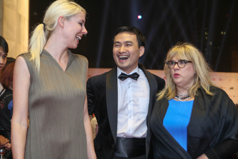 Từ trái qua: Nhà sản xuất, diễn viên Hollywood Courtney Brin ; diễn viên Chi Bảo; nhà sản xuất, diễn viên gạo cội Hollywood bà Colleen Camp. (Ảnh: Minh Sơn)