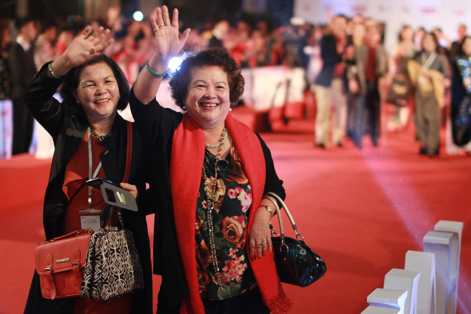 "Con chim vành khuyên" Tố Uyên của làng điện ảnh Việt Nam (phải). (Ảnh: Xuân Mai)