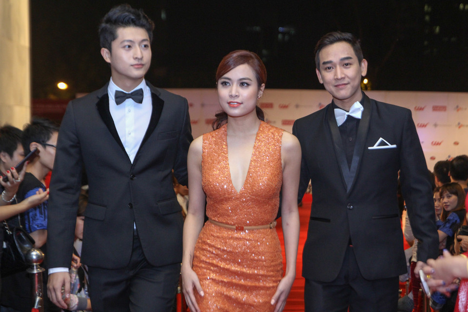 Hot boy Harry Lu cùng Hứa Vĩ Văn tháp tùng Hoàng Thùy Linh. (Ảnh: Minh Sơn)