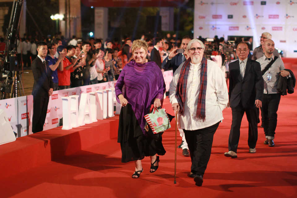 Nhà sản xuất phim, biên kịch truyền hình người Mỹ, bà Jeannette Paulson Hereniko và đạo diễn điện ảnh Philippines Peque Gallaga. (Ảnh: Xuân Mai)