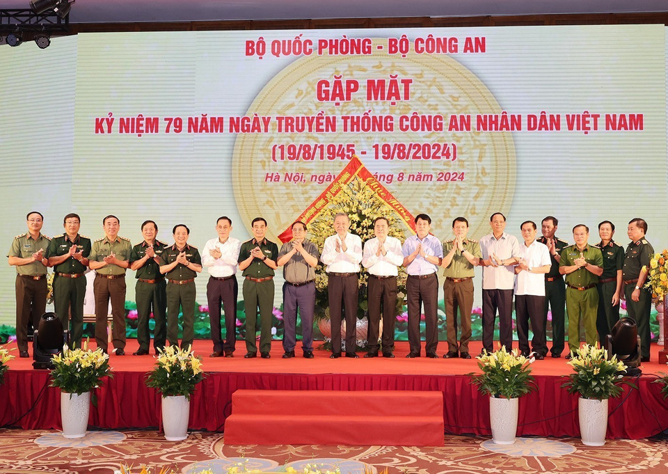 Tổng Bí thư, Chủ tịch nước Tô Lâm cùng các lãnh đạo Đảng, Nhà nước dự gặp mặt nhân Kỷ niệm 79 năm Ngày truyền thống Công an nhân dân. (Ảnh: Trí Dũng/TTXVN)