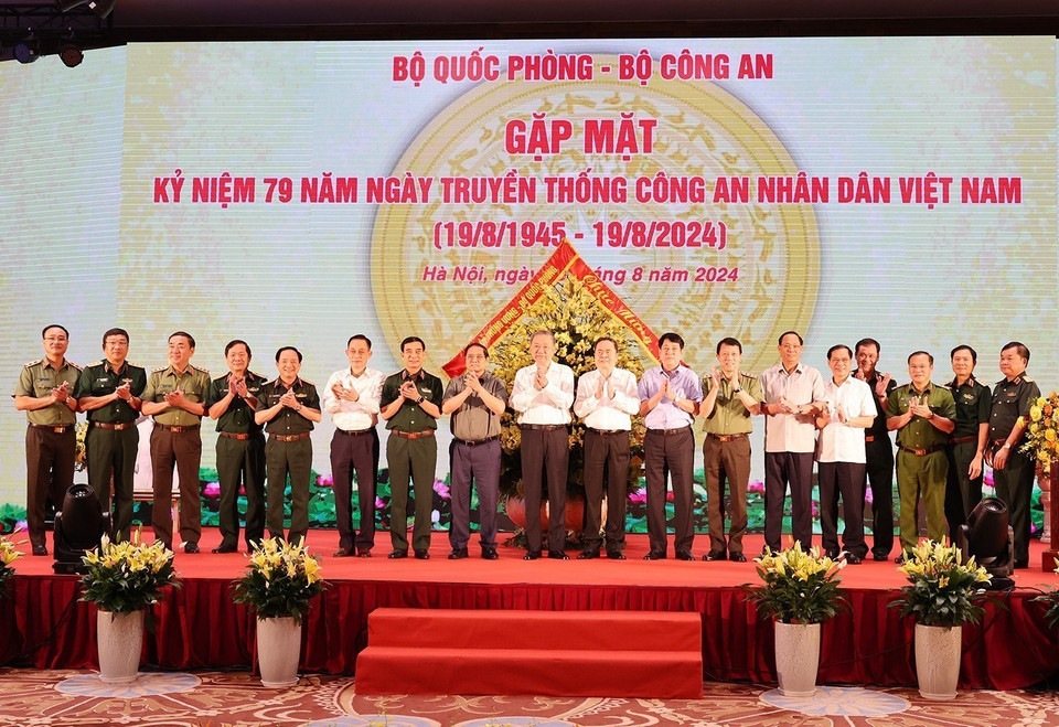 Tổng Bí thư, Chủ tịch nước Tô Lâm cùng các lãnh đạo Đảng, Nhà nước dự gặp mặt nhân Kỷ niệm 79 năm Ngày truyền thống Công an nhân dân. (Ảnh: Trí Dũng/TTXVN)